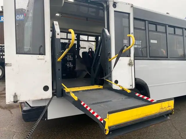 2018 chevrolet Express G4500 21 Passenger Bus With Wheelchair Ac in Heavy Trucks in Richmond - Image 39