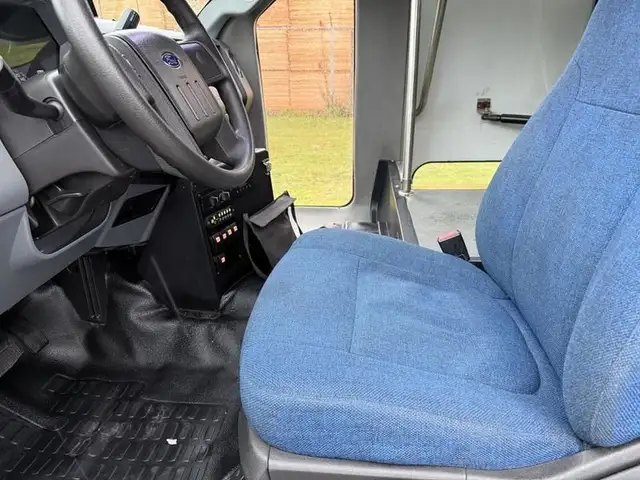 2011 ford F-550 31 Passenger Bus Powerstroke Diesel in Heavy Trucks in Richmond - Image 24