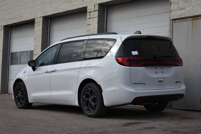 2024 Chrysler Pacifica Hybrid Select in Cars & Trucks in London - Image 4