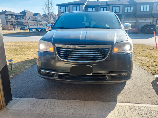 2012 Chrysler Town & Country Limited in Cars & Trucks in Ottawa - Image 2