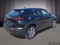 Le Mazda MX-30 EV GS 2024 est le premier véhicule entièrement électrique de Mazda, offrant une expér... (image 6)