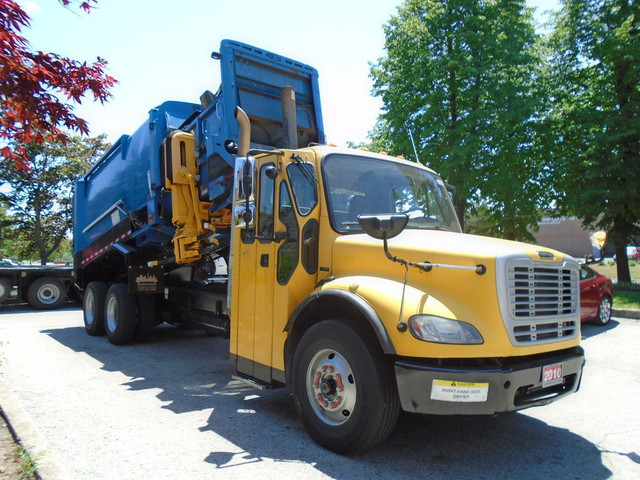 2010 Freightliner M2 Low Km,Labrie recycle body,Side loader. in Heavy Trucks in City of Montréal - Image 2