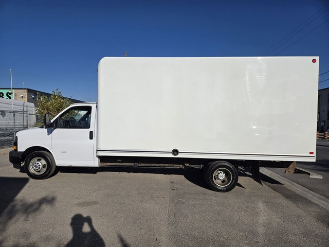 2019 GMC Savana Van G3500 - 16Ft Box - V8 Gasoline - Ramp in Cars & Trucks in City of Toronto - Image 2