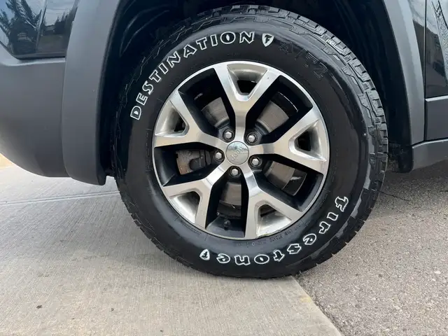 2019 Jeep Cherokee Trailhawk 3.2L 4WD in Cars & Trucks in Calgary - Image 23