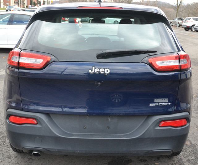2014 Jeep Cherokee FWD 4dr Sport in Cars & Trucks in Hamilton - Image 4