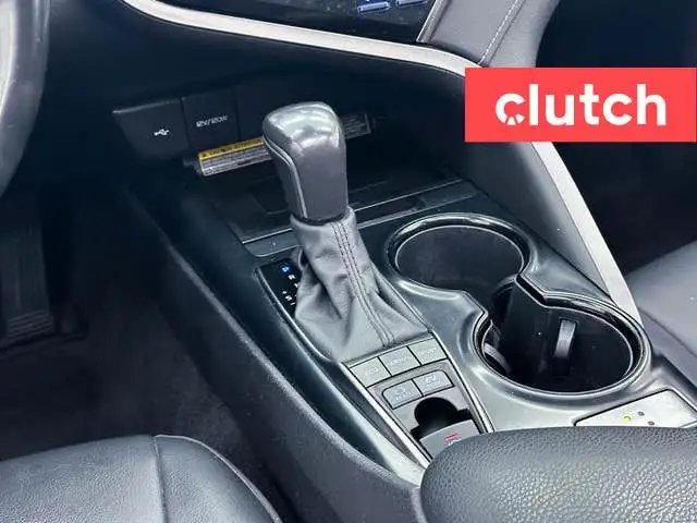2020 Toyota Camry Hybrid SE w/ Apple CarPlay, Heated Front Seats dans Autos et camions dans Ottawa - Image 42