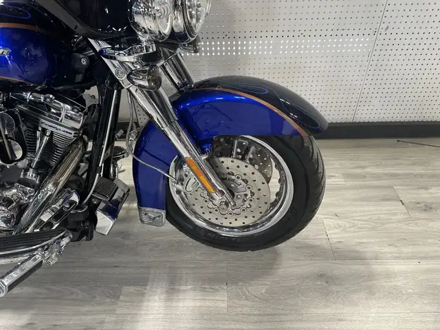 2004 Harley-Davidson Touring CVO ELECTRA GLIDE CLASSIC in Street, Cruisers & Choppers in London - Image 5