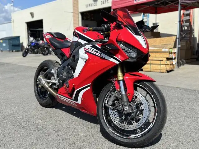 2021 HONDA® CBR1000RR-RED! in Street, Cruisers & Choppers in Edmonton - Image 2