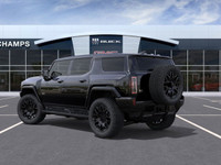 Le GMC Hummer EV 2025, un VUS 100% électrique, se distingue par son design audacieux, sa technologie... (image 2)