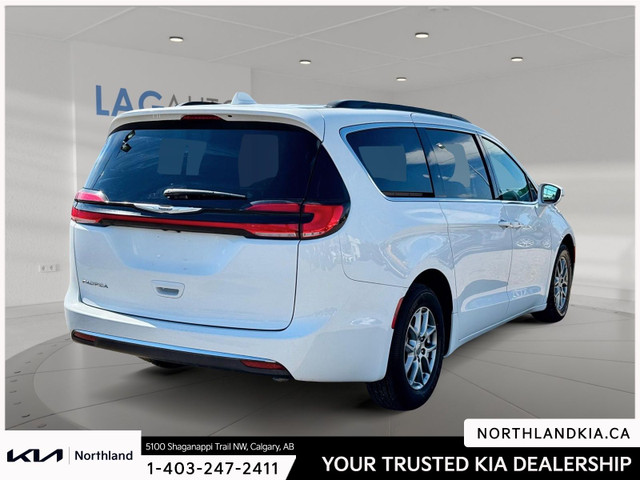 2022 Chrysler Pacifica Touring in Cars & Trucks in Calgary - Image 4