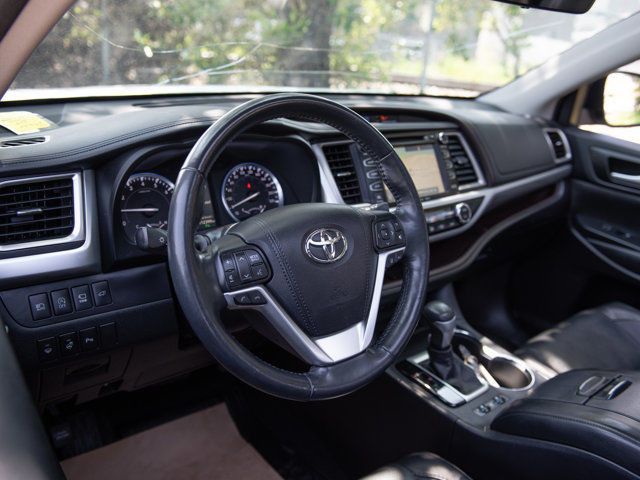 2017 Toyota Highlander Limited in Cars & Trucks in Calgary - Image 3