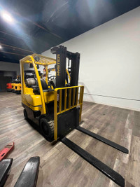 Indoor/Outdoor Hyster 5000lbs capacity forklift 3 stage mast