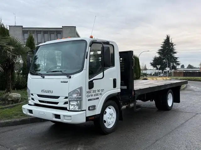 2018 isuzu NPR 16 Foot Flat Deck in Heavy Trucks in Richmond - Image 5