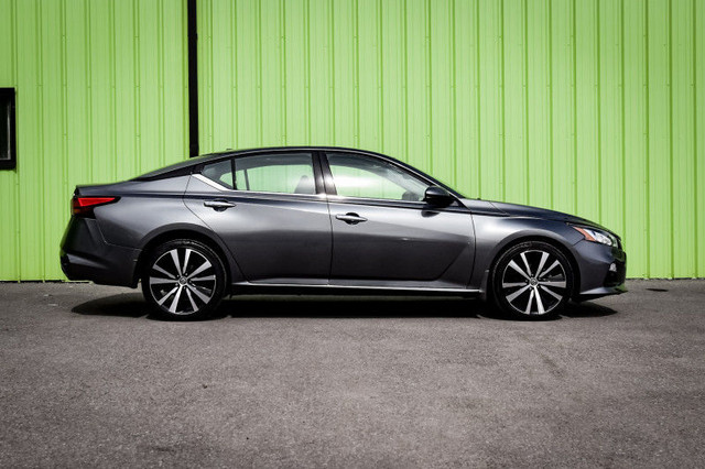 2022 Nissan Altima Platinum • SUNROOF • NAV • HEATED LEATHER • 3 in Cars & Trucks in Cornwall - Image 2