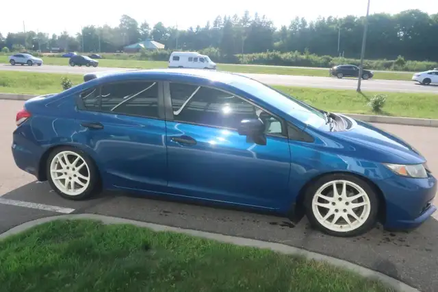 Honda Civic Sedan Man DX 1.8L + Lecteur CD 2015 in Cars & Trucks in Lévis - Image 4