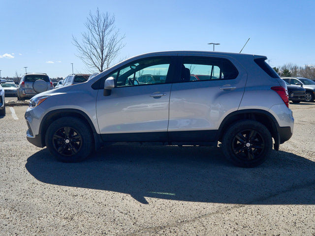 2021 Chevrolet Trax LS | Apple CarPlay | Cloth Seats in Cars & Trucks in Edmonton - Image 2