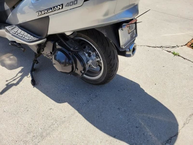 2004 SUZUKI BURGMAN 400 in Scooters & Pocket Bikes in Ottawa - Image 3