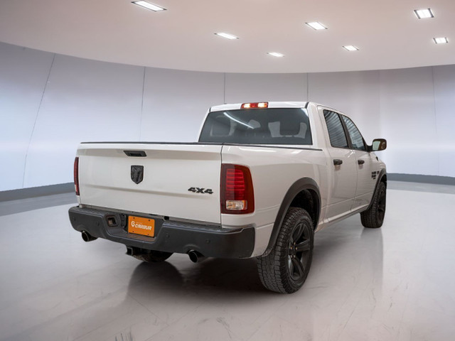 Ram 1500 Classic WARLOCK CREW 4X4 V8 *CARPLAY* GR LUXE HOOD SPOR dans Autos et camions  à Laurentides - Image 4