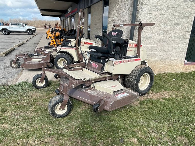 2022 GRASSHOPPER 325D-72 ZERO TURN MOWER in Farming Equipment in London - Image 2