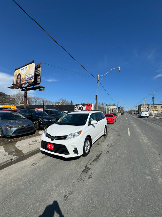 2018 Toyota Sienna LE AWD w/ NO ACCIDENT | SAFETY INCLUDED |  in Cars & Trucks in City of Toronto - Image 2