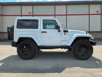 Beau petit Jeep blanc avec accessoires noirs. Roue Fast sur pneus Mud Terrain 35''. Suspension relev... (image 7)