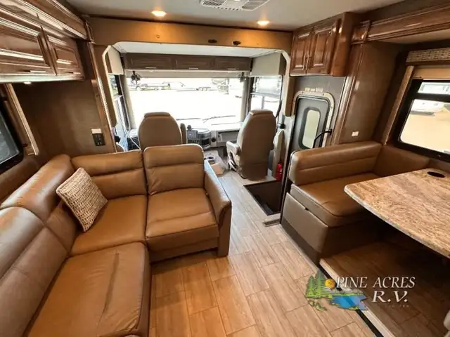 2020 Thor Motor Coach Challenger 37YT Washer & Dryer 12 k Miles in RVs & Motorhomes in Moncton - Image 12