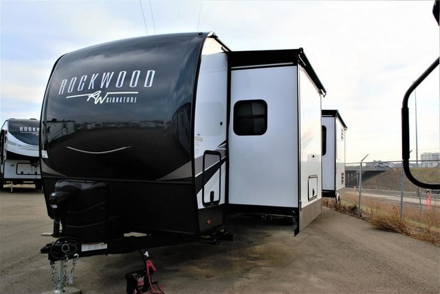 2023 Forest River Rockwood Signature 8332SB in Travel Trailers & Campers in Strathcona County - Image 3