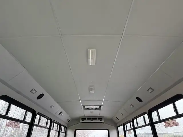 2011 ford F-550 31 Passenger Bus Powerstroke Diesel in Heavy Trucks in Richmond - Image 18