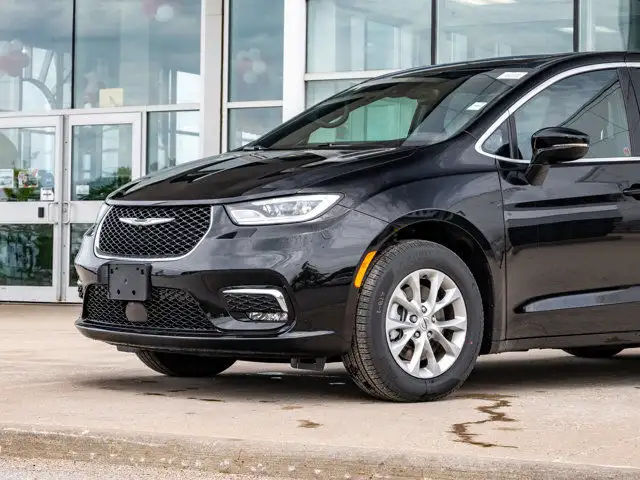 2025 Chrysler Pacifica Select in Cars & Trucks in Barrie - Image 13