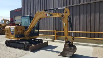 ENCLOSED CAB, AIR CONDITIONING & HEATER, RADIO, 77 INCH PILING BLADE, 28 INCH CAT DIGGING BUCKET WIT...