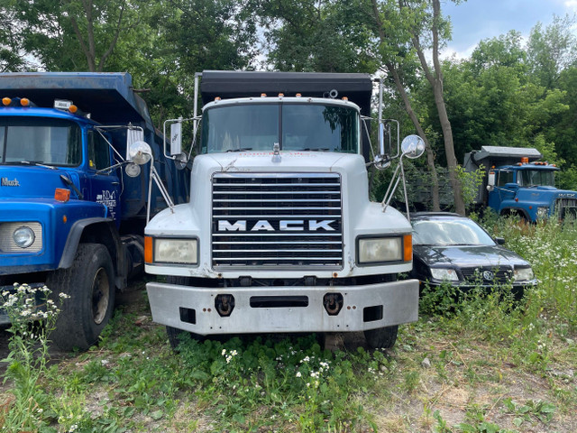 1998 Mack CH612 S/A Dump Truck in Heavy Equipment in Cambridge - Image 2