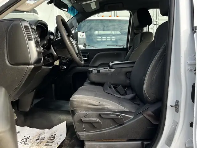 2017 GMC Sierra 3500HD Crew Cab 4x4 9 Foot Flatdeck dans Camions lourds dans Delta/Surrey/Langley - Image 37