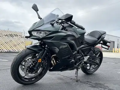 APPLY NOW: https://www.ridecollective.ca/get-pre-approved The 2025 Kawasaki Ninja 650 ABS is a versa...