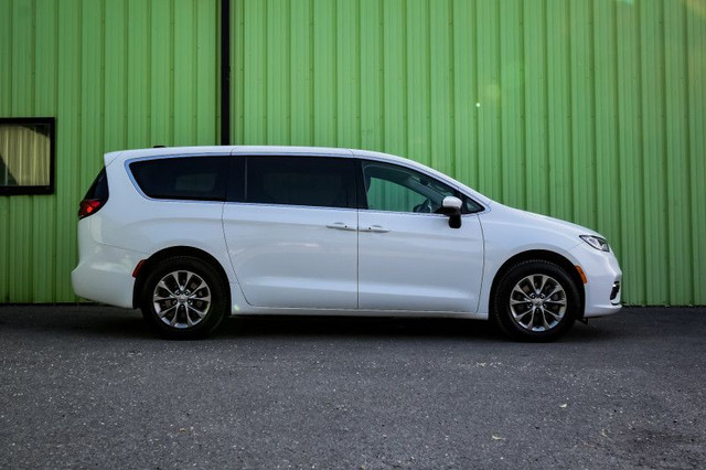 2023 Chrysler Pacifica Touring L AWD • HEATED SEATS/STEERING in Cars & Trucks in Cornwall - Image 2