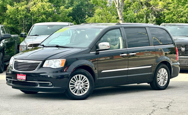 2014 Chrysler Town & Country Limited in Cars & Trucks in Oakville / Halton Region - Image 2