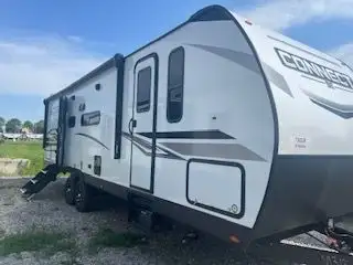 Connect SE is the ultimate travel trailer offering spacious floorplans, yet is still lightweight eno...