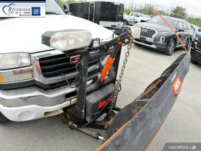 2006 GMC Sierra 2500HD SL in Cars & Trucks in Brockville - Image 11