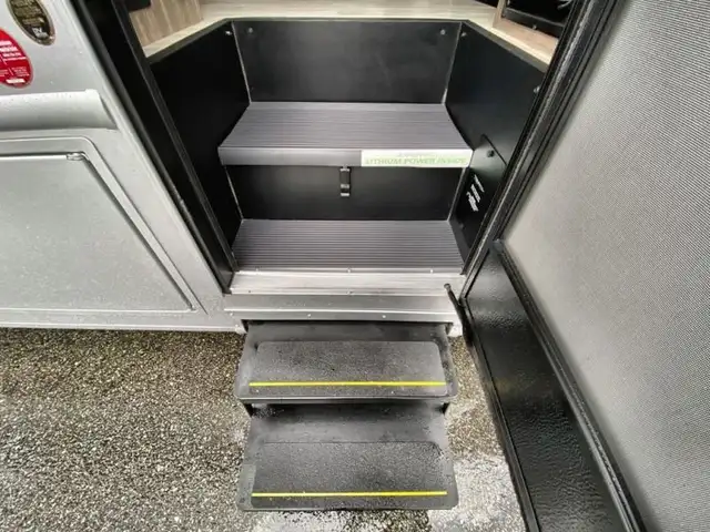 2025 EAST TO WEST Bravado 33DS in RVs & Motorhomes in Abbotsford - Image 29