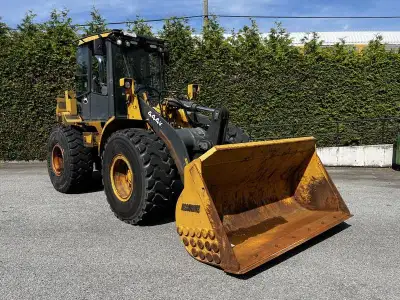 2010 John Deere 444K Z-Bar front end loader with 2.5 yard bucket, 4.5L, 4 cylinder, 2 door, automati...