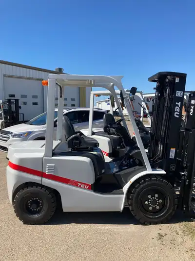 NEW TEU FD25T Capacity: 5000Lbs Mast: 3 Stage with full free lift, side shift, pallet forks, and loa...