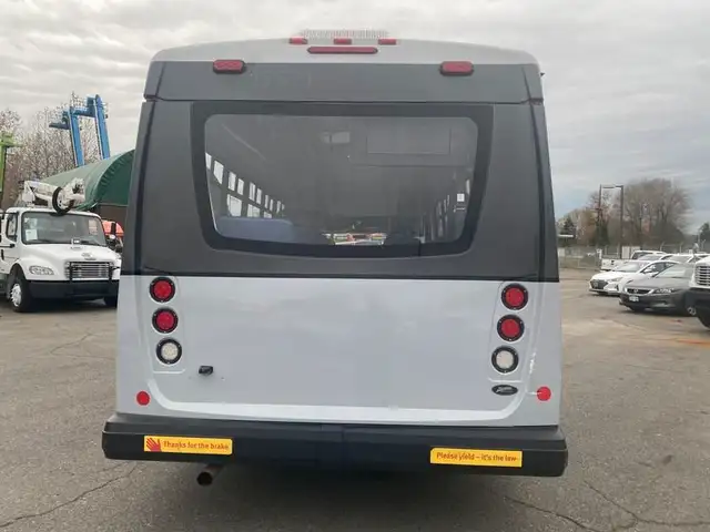 2017 chevrolet Express G4500 21 Passenger Bus With Wheelchair Ac in Heavy Trucks in Richmond - Image 11