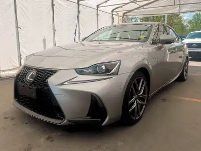 À voir! / Come see it! TRÈS BIEN ÉQUIPÉ / VERY WELL EQUIPPED. Version IS 300 F Sport AWD avec Moteur...