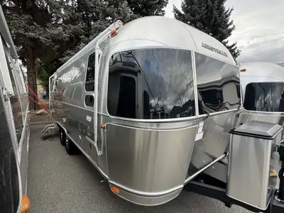 This premium travel trailer features a spacious Queen bed, a convenient hatch for easy loading, and...