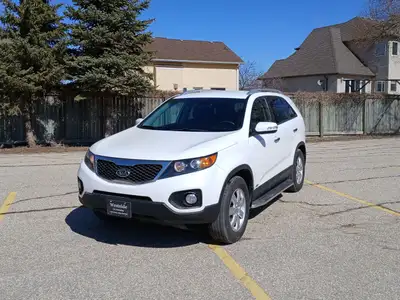 Reliable and ready for all seasons, this AWD Sorento handles anything you can throw at it! With only...