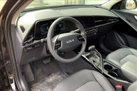 Sunroof, Wireless Phone Charger, Uvo, Push Button Start, Blind Spot Detection, Satellite Radio, Clot... (image 7)