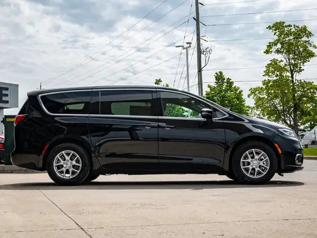 2025 Chrysler Pacifica Select in Cars & Trucks in Barrie - Image 10