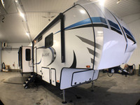 2022 Wildcat 333RLBS COUPLES UNIT, SPACIOUS LUXURIOUS CLEARANCE