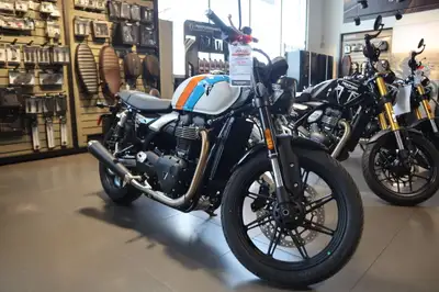 025 Triumph Speed Twin 900 Pure White/Maui Blue/Tangerine Orange The Speed Twin 900 combines classic...