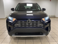 1 seatback storage pocket;11 speakers;19 x 7.5-inch front and rear silver aluminum wheels;2 12V powe... (image 3)