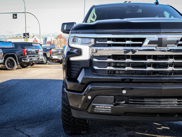 2024 Chevrolet Silverado 1500 LTZ | 4in Front 3in Rear SST Lift dans Autos et camions  à Kelowna - Image 4